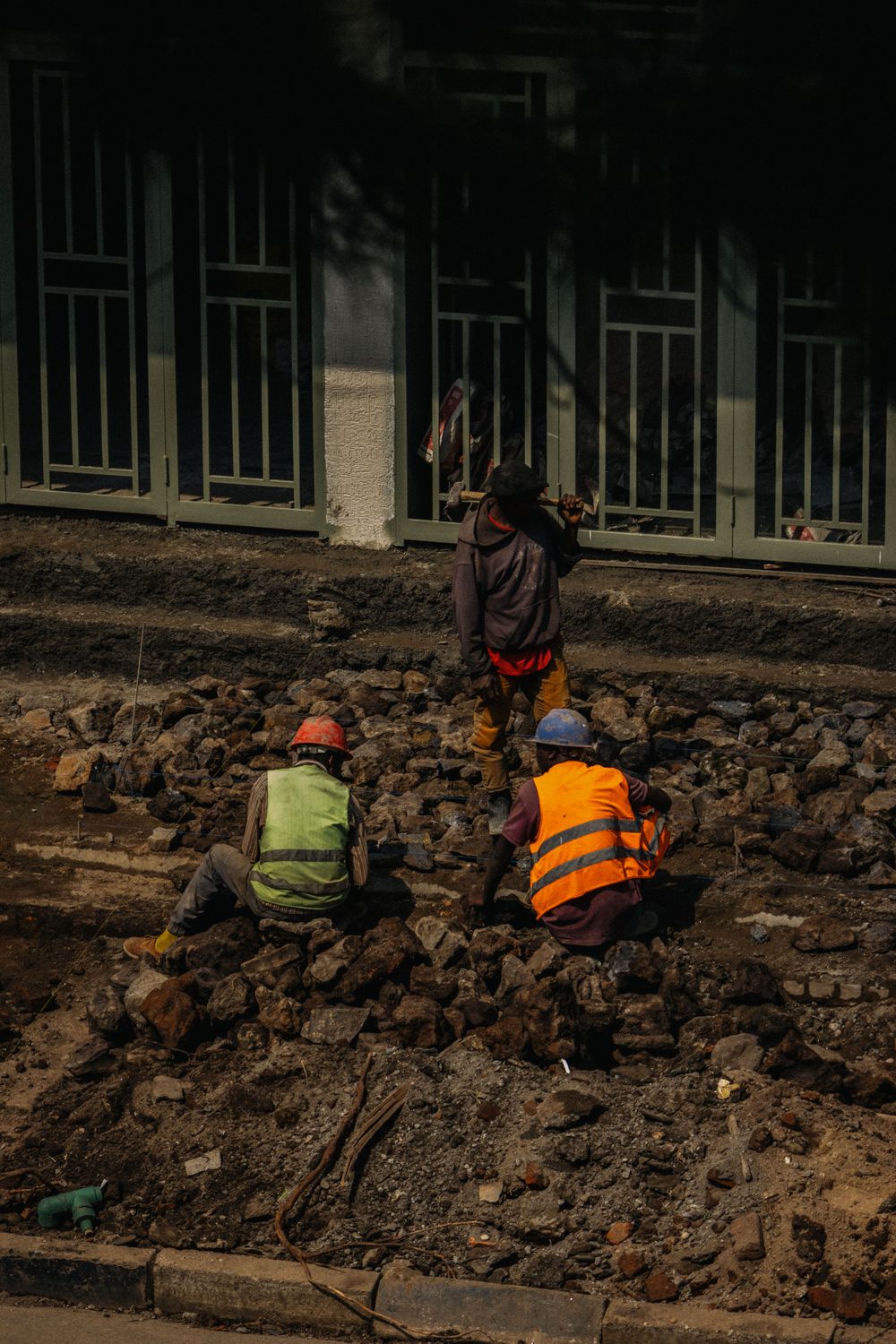 Techniciens creusant une tranchée sur un chantier extérieur