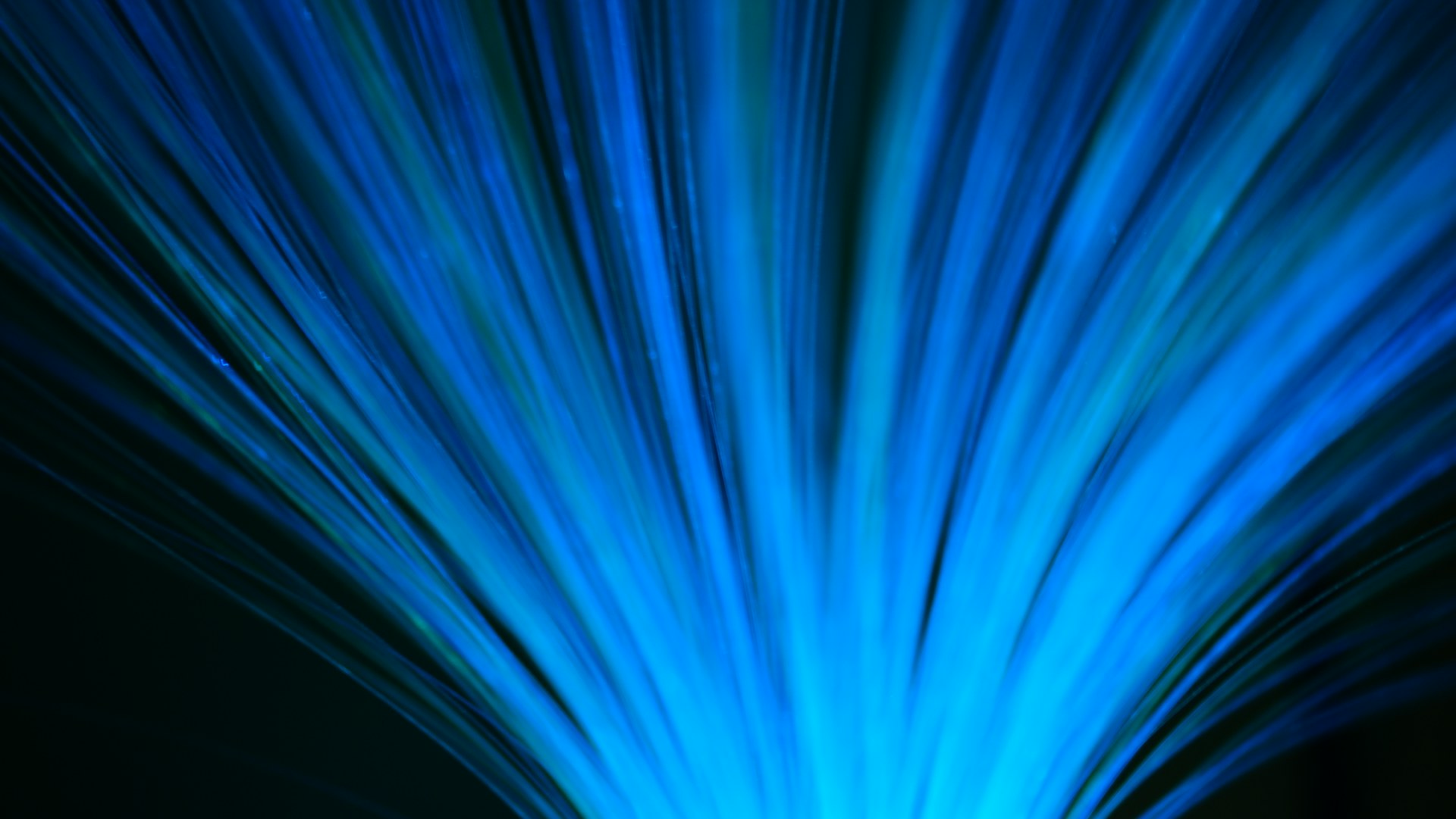 Fibres optiques lumineuses bleues formant des traînées abstraites