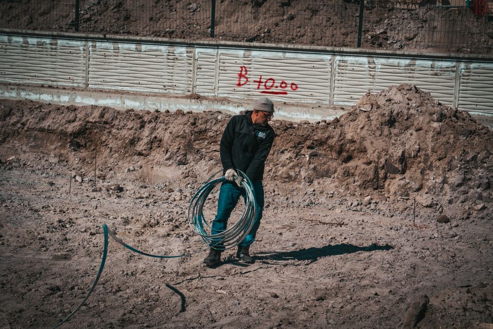 Technicien manipulant un câble sur un chantier de réseau